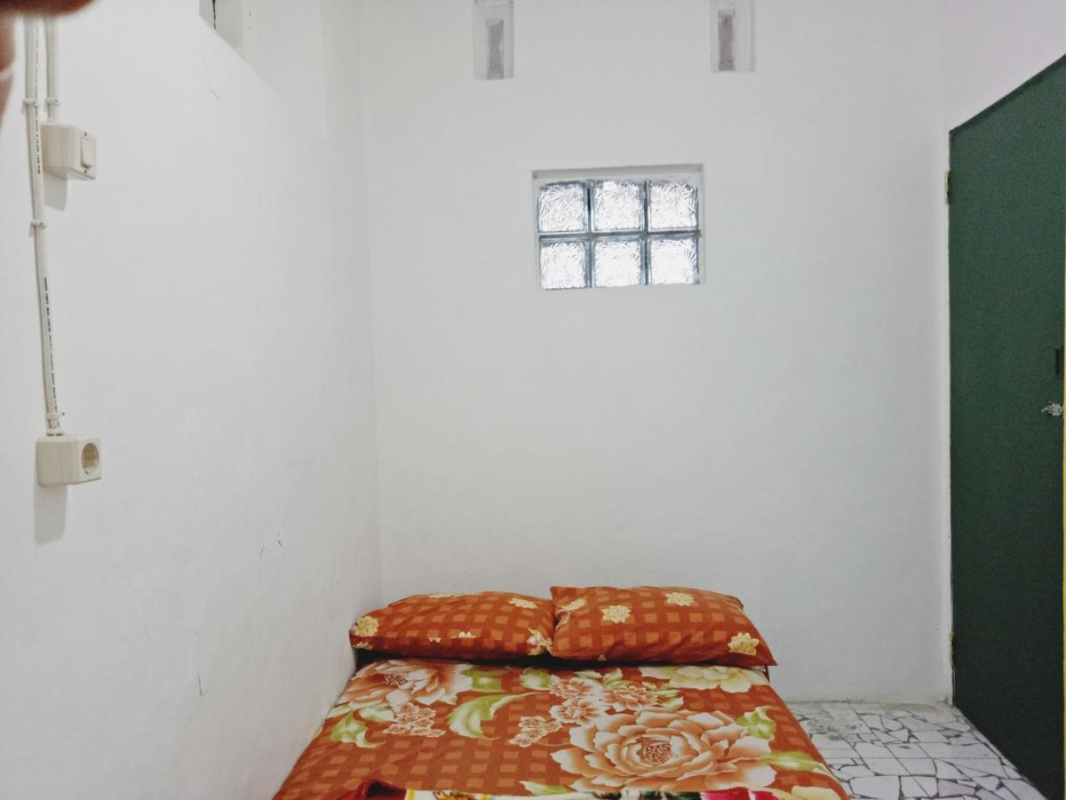 Griya Backpacker Pak Yon Bed & Breakfast Malang Exterior photo