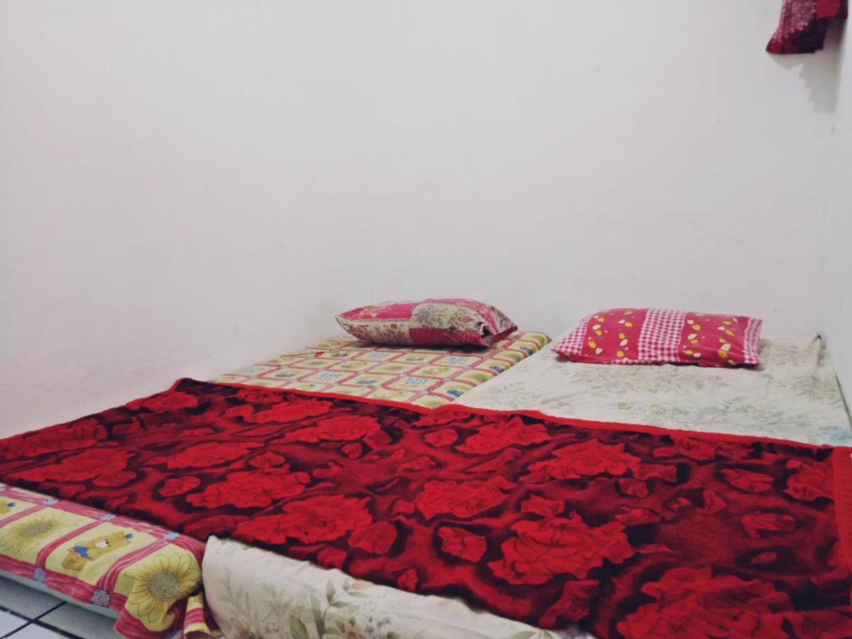 Griya Backpacker Pak Yon Bed & Breakfast Malang Exterior photo